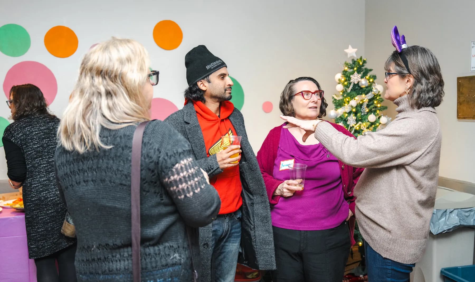 Candid moments with guests at Alison’s birthday celebration.