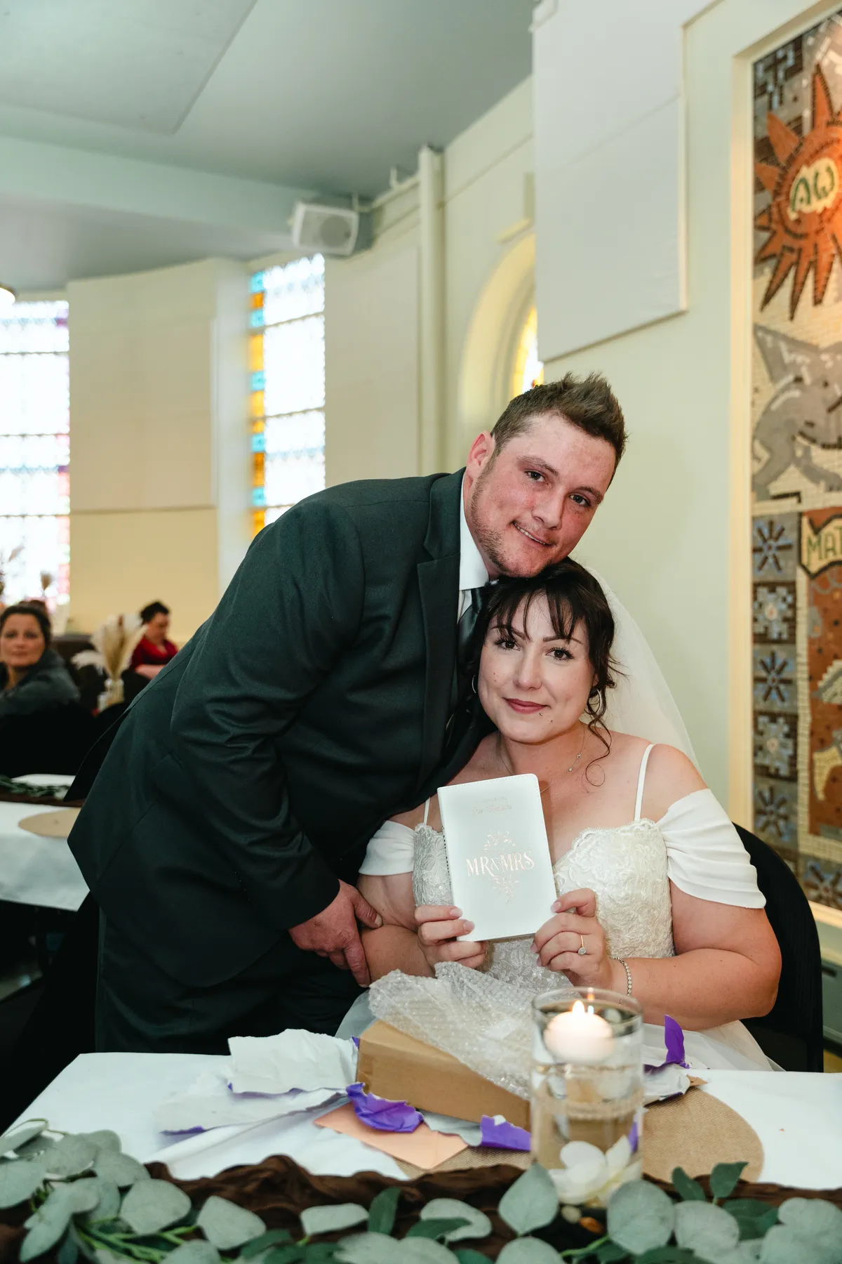 The couple cutting the wedding cake at Kody and Jaz’s wedding.