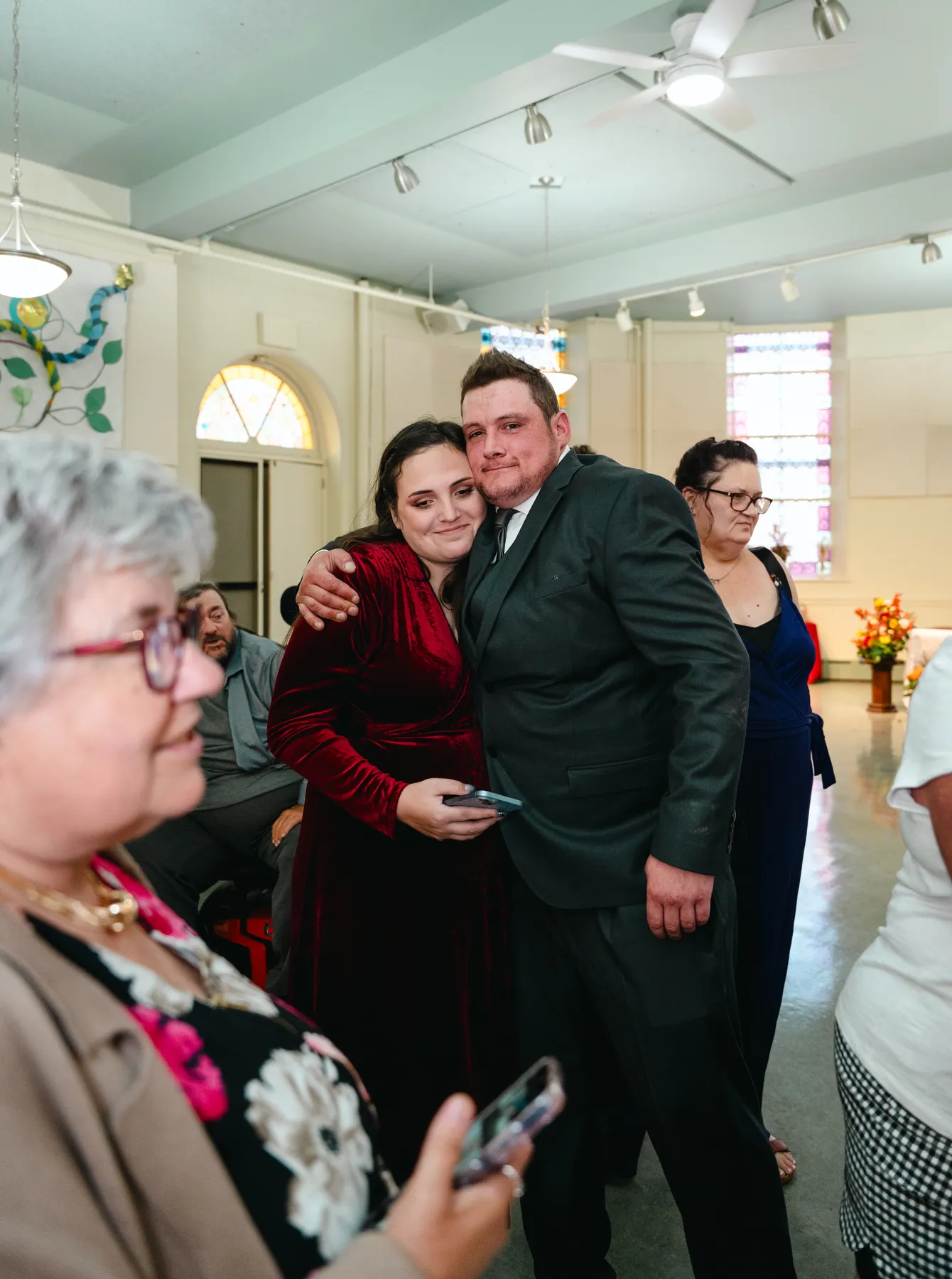 The couple cutting the wedding cake at Kody and Jaz’s wedding.