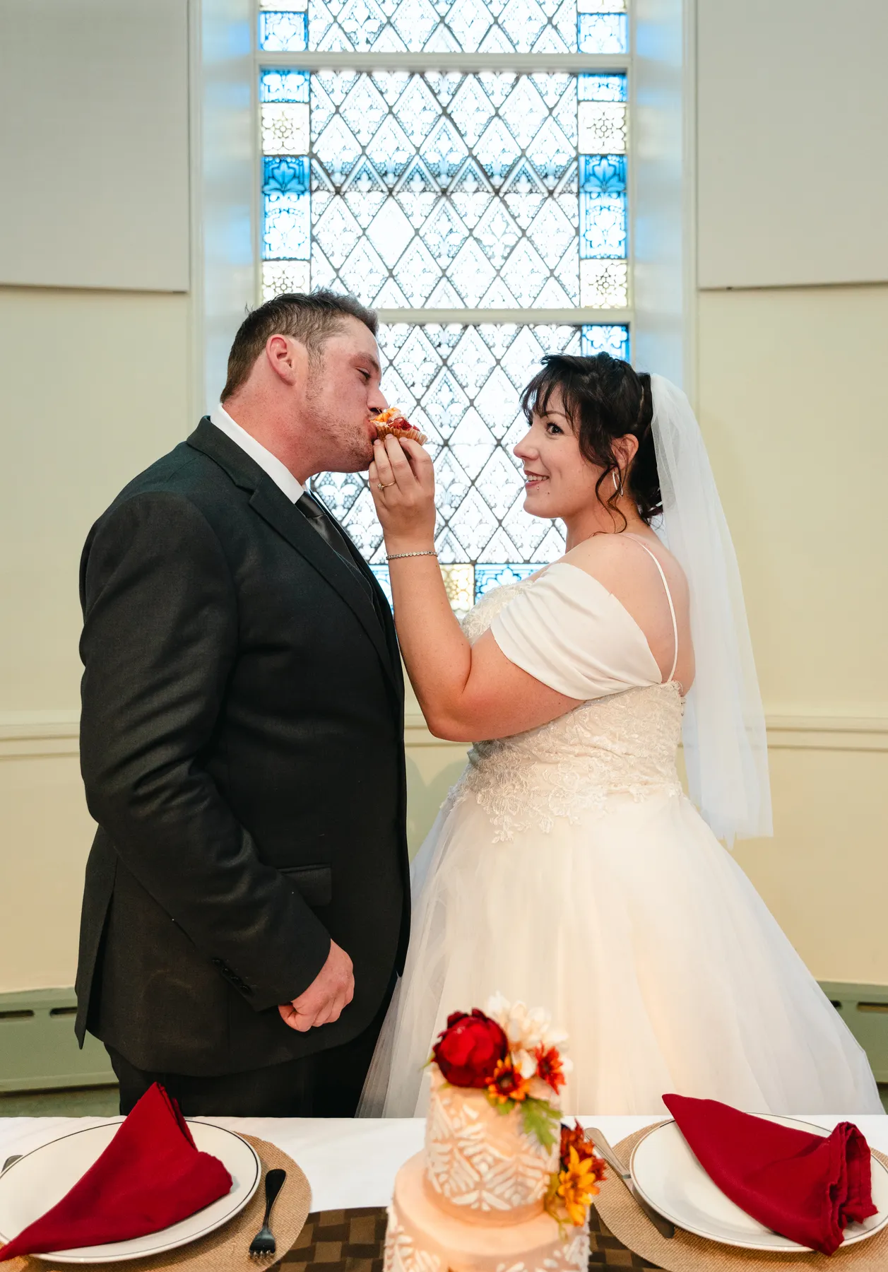 The couple feeding each other wedding cake at Kody and Jaz’s wedding.