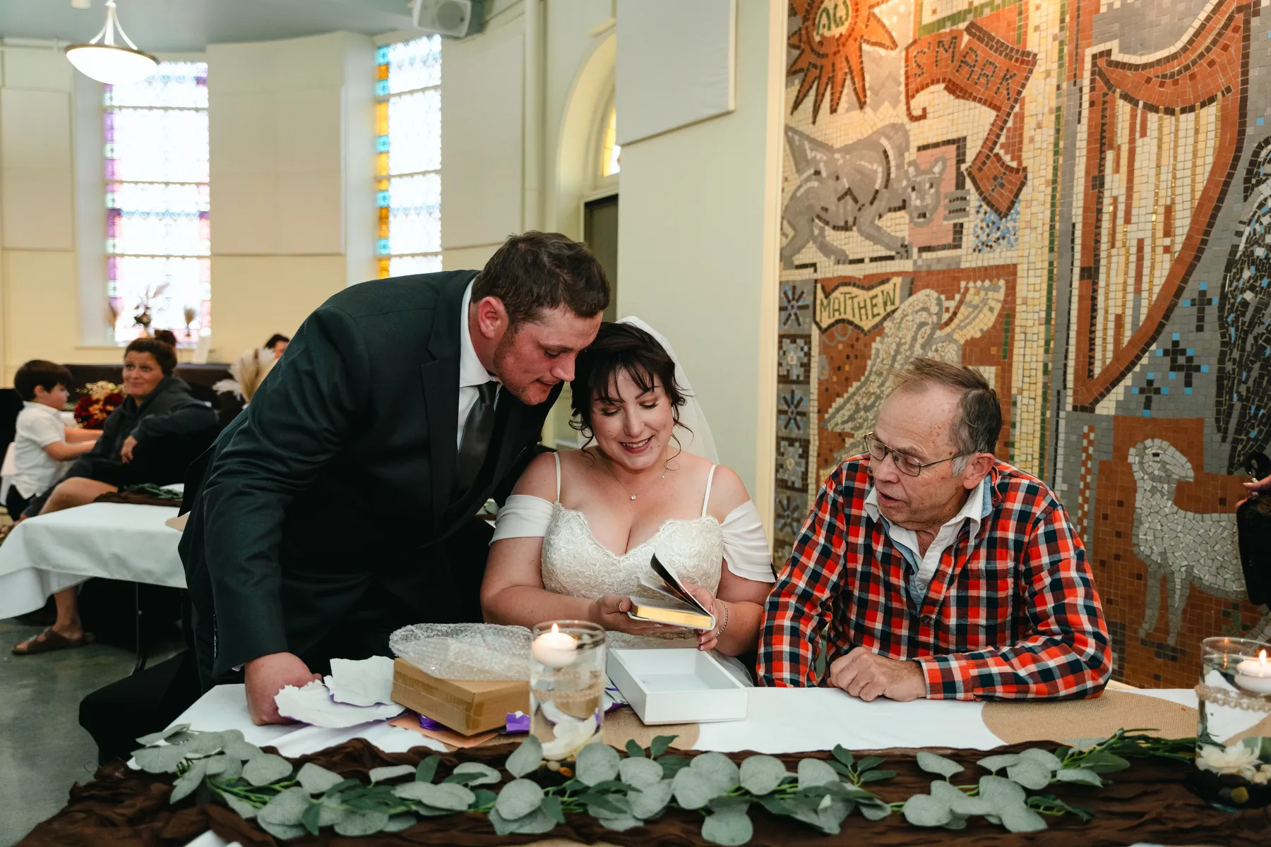 The couple cutting the wedding cake at Kody and Jaz’s wedding.