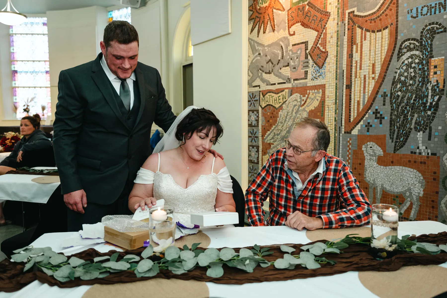 The couple cutting the wedding cake at Kody and Jaz’s wedding.