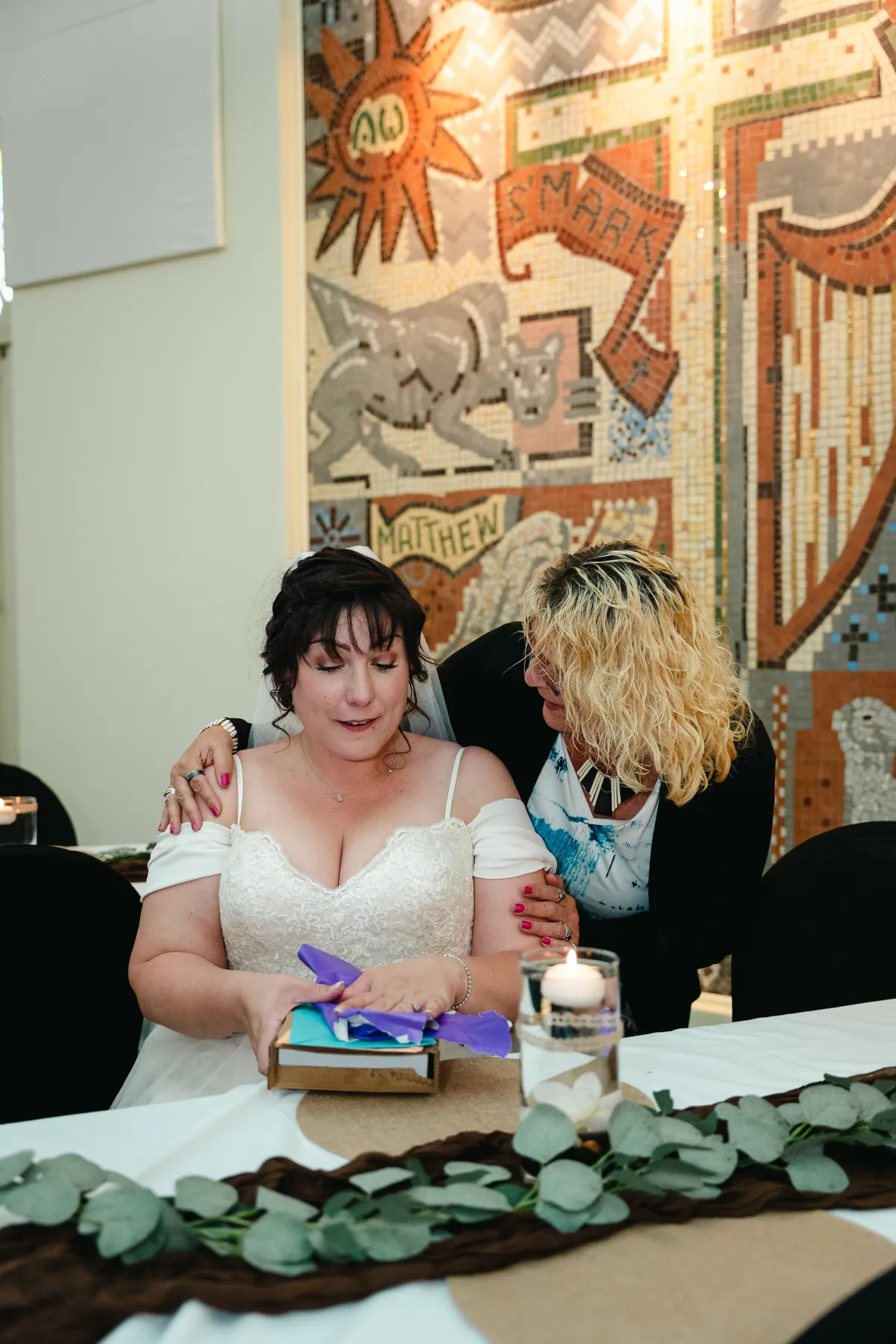 The couple cutting the wedding cake at Kody and Jaz’s wedding.
